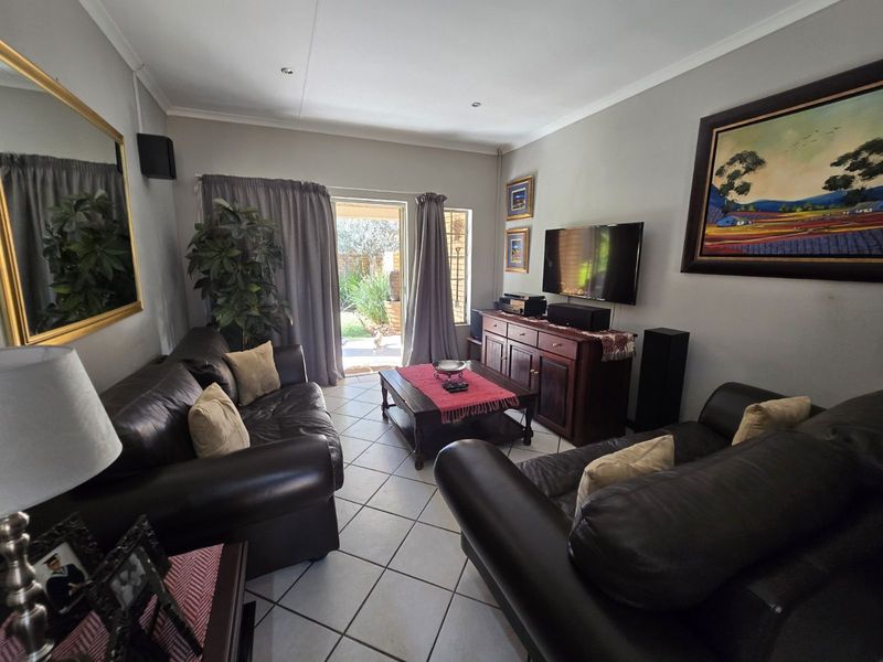 Townhouse For Sale in Equestria - Photo 4