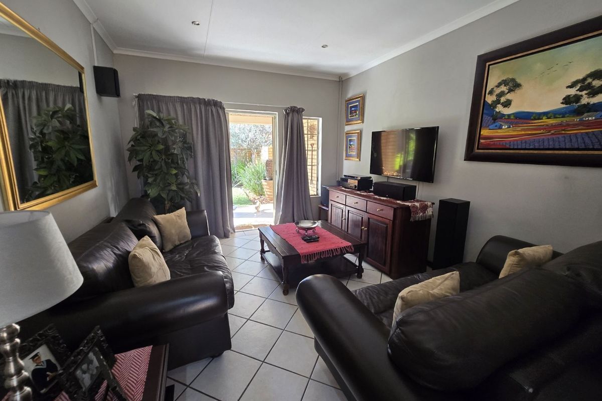 Townhouse For Sale in Equestria - Photo 4