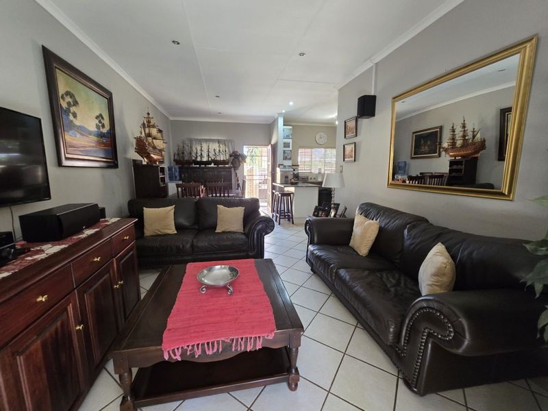 Townhouse For Sale in Equestria - Photo 5