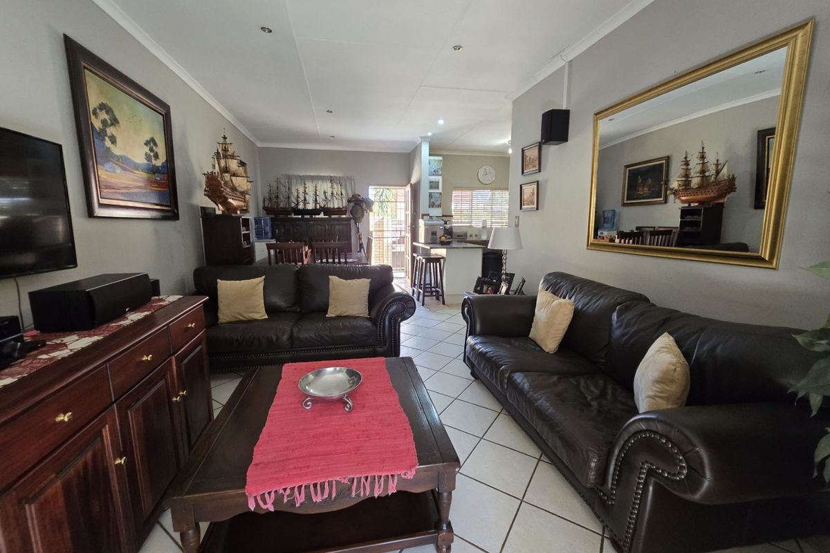 Townhouse For Sale in Equestria - Photo 5