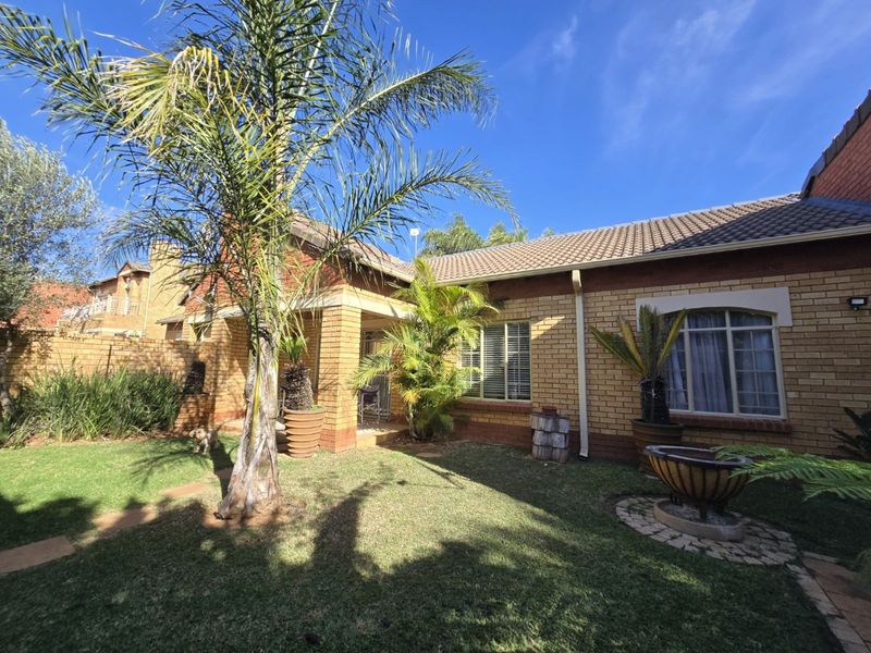 Townhouse For Sale in Equestria - Photo 2