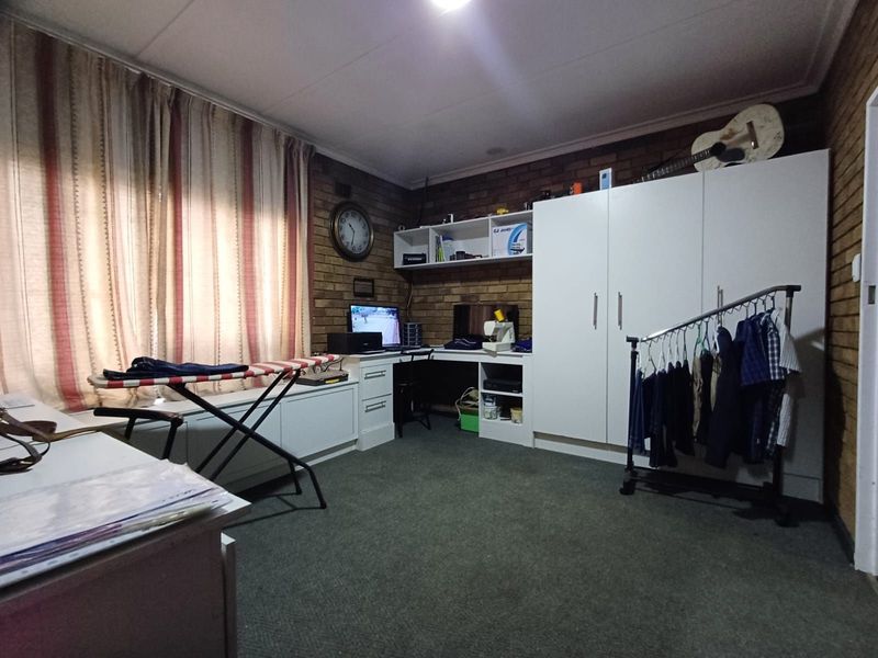 House For Sale in Lourenspark - Photo 9