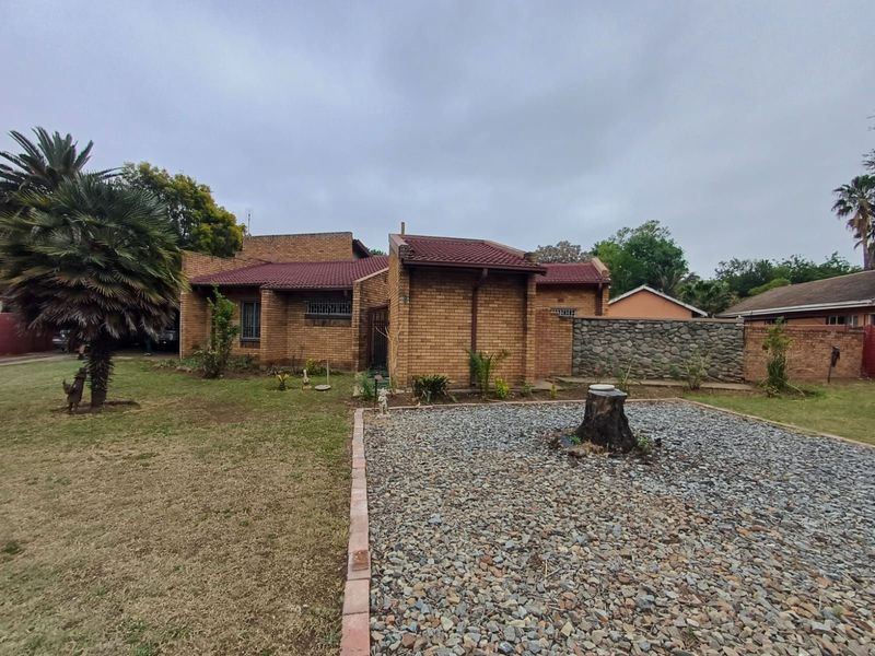 House For Sale in Lourenspark - Photo 2