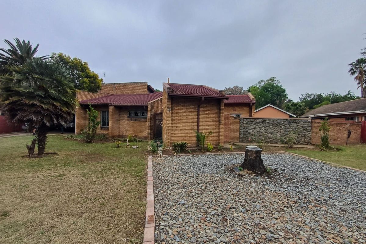 House For Sale in Lourenspark - Photo 2