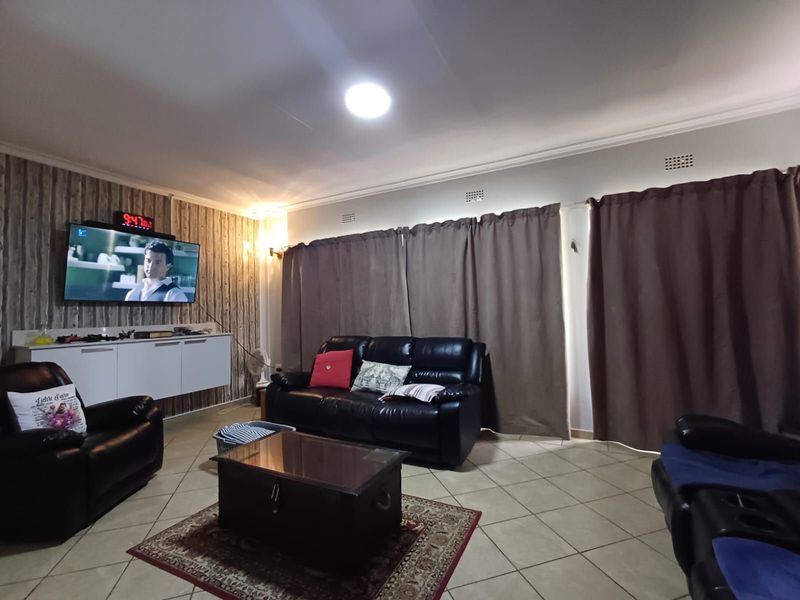 House For Sale in Lourenspark - Photo 4