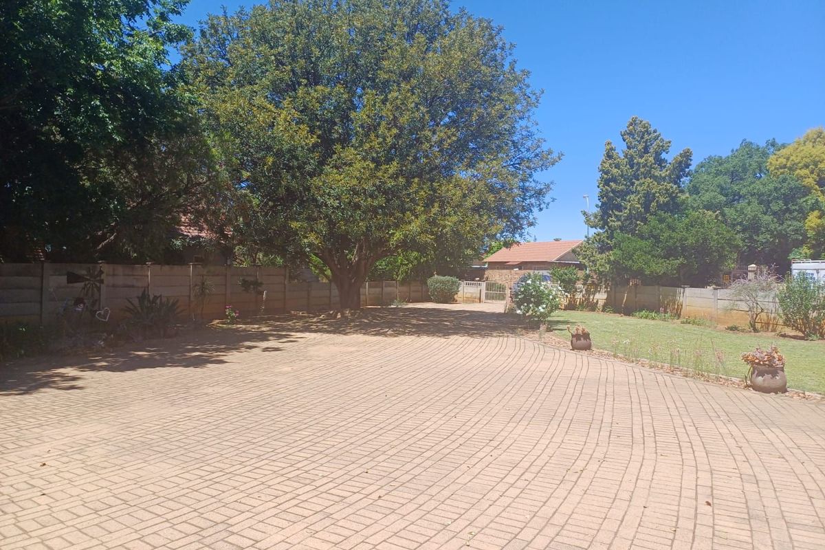 House For Sale in Meiringspark Ext 4 - Photo 2