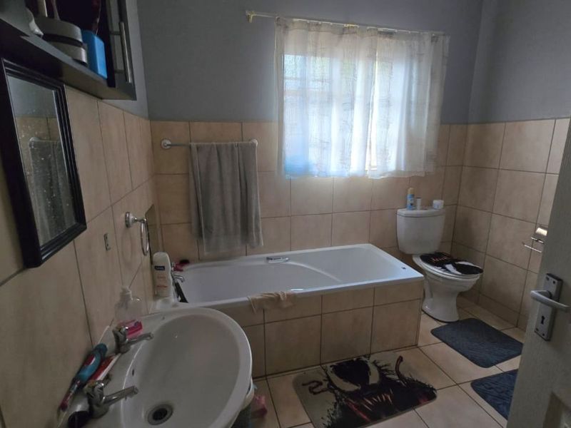 Townhouse For Sale in Cassandra - Photo 9