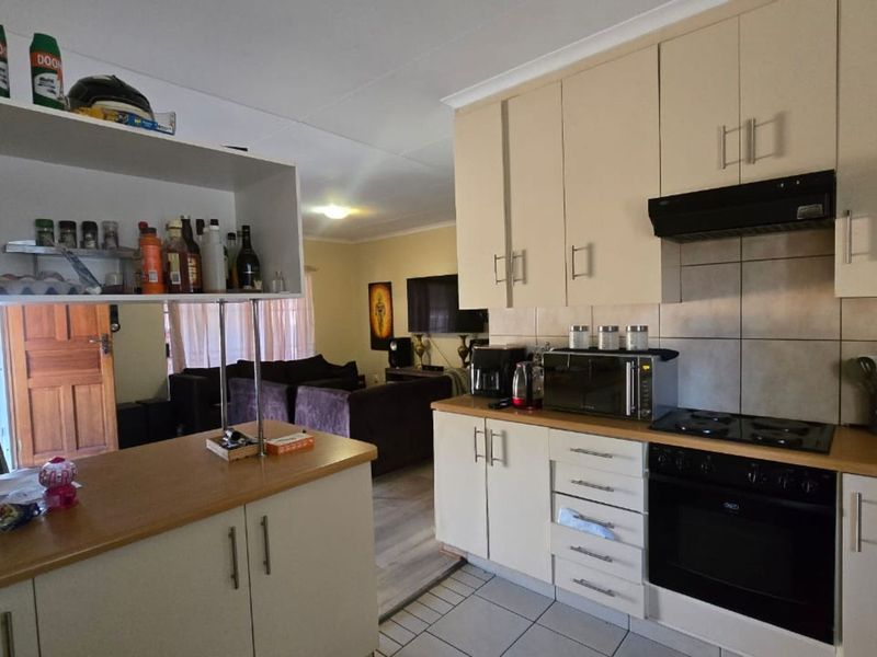 Townhouse For Sale in Cassandra - Photo 6