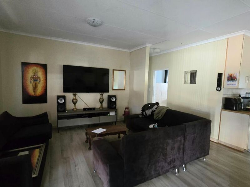 Townhouse For Sale in Cassandra - Photo 3