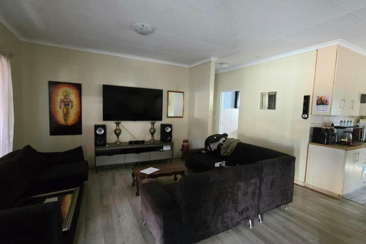 Townhouse For Sale in Cassandra - Photo 3