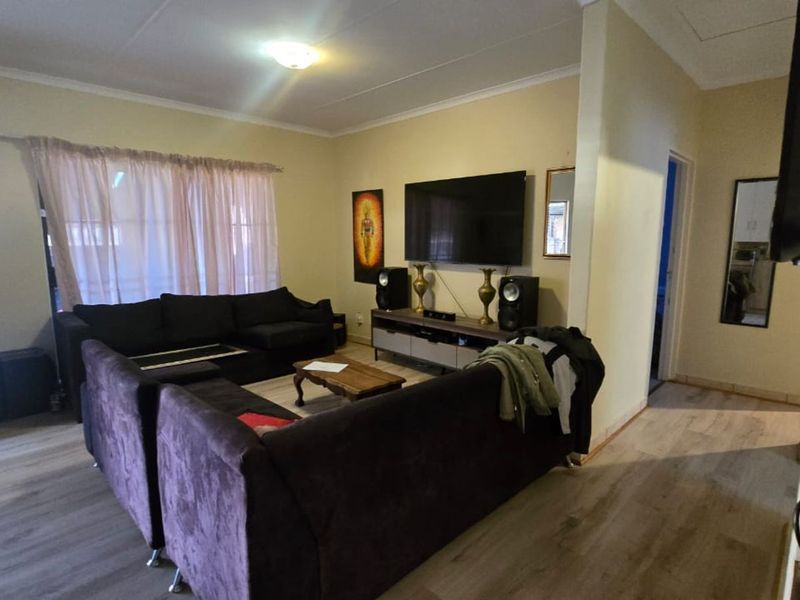 Townhouse For Sale in Cassandra - Photo 4