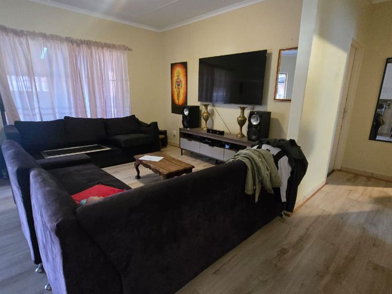 Townhouse For Sale in Cassandra - Photo 2