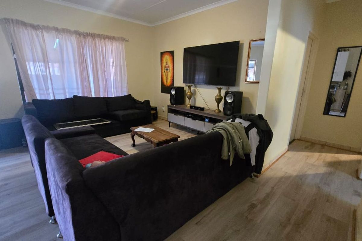 Townhouse For Sale in Cassandra - Photo 2