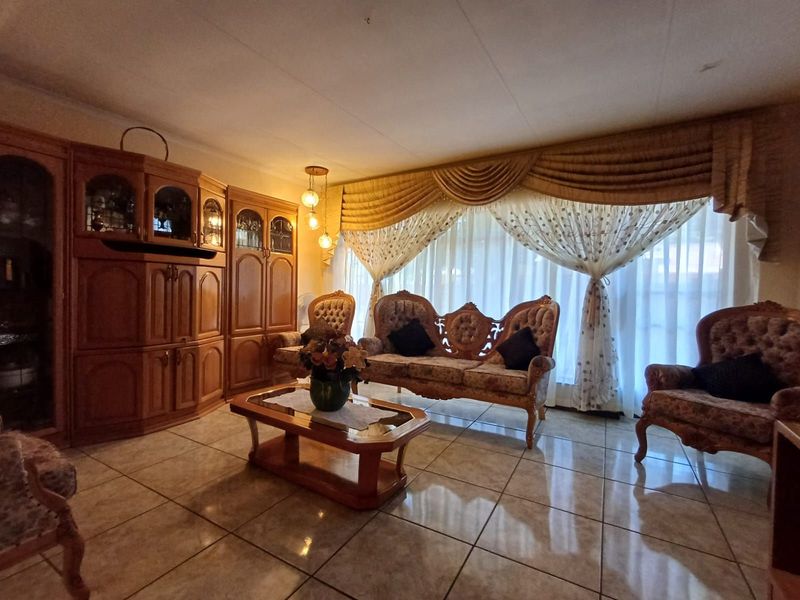 House For Sale in Meiringspark Ext 4 - Photo 6