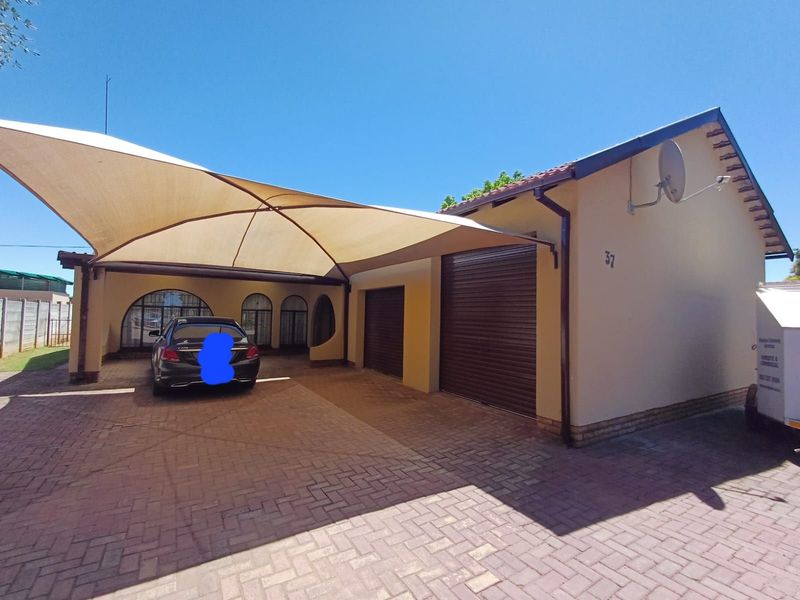 House For Sale in Meiringspark Ext 4 - Photo 2