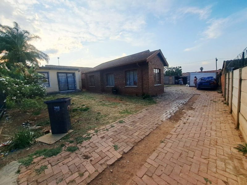 House For Sale in East Lynne - Photo 2