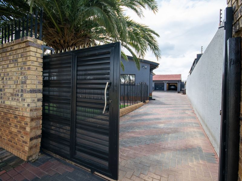 House For Sale in Lenasia Ext 10 - Photo 4