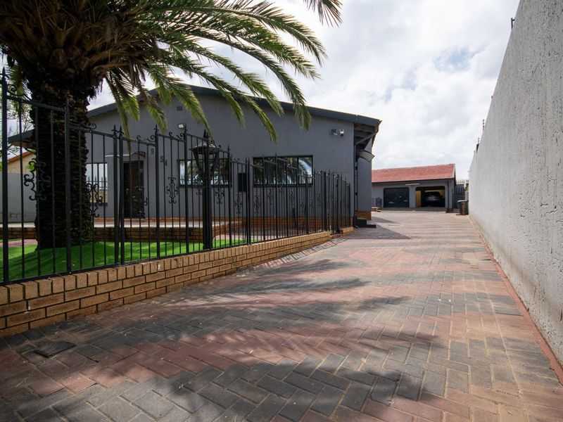 House For Sale in Lenasia Ext 10 - Photo 5