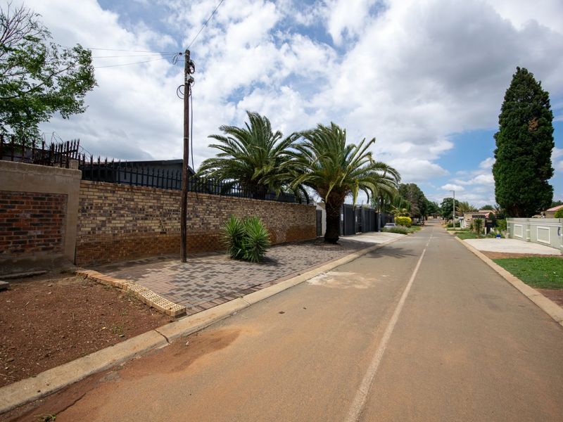 House For Sale in Lenasia Ext 10 - Photo 3