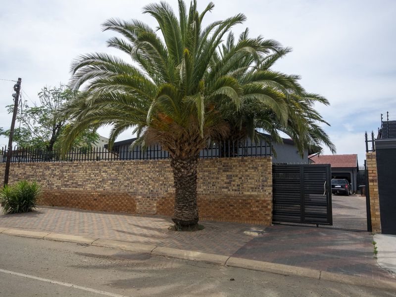 House For Sale in Lenasia Ext 10 - Photo 2