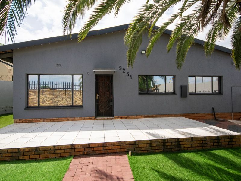 House For Sale in Lenasia Ext 10 - Photo 7