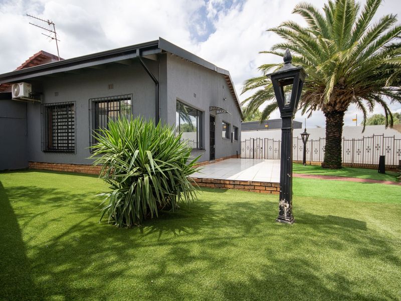 House For Sale in Lenasia Ext 10 - Photo 6