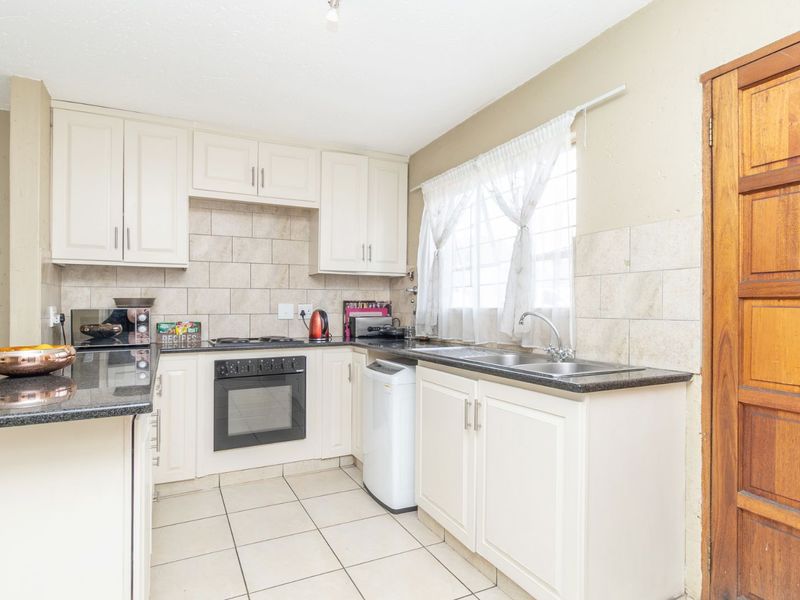 Townhouse For Sale in Fairland - Photo 5