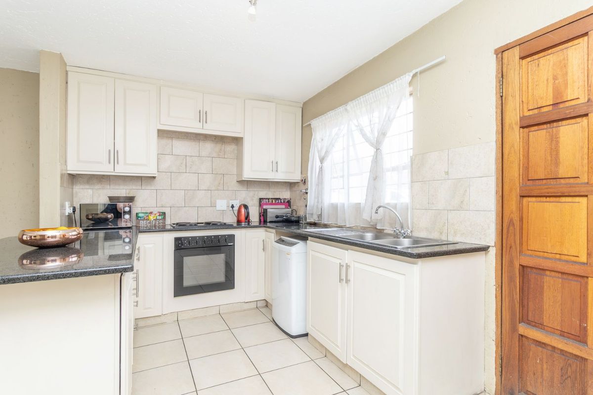 Townhouse For Sale in Fairland - Photo 5