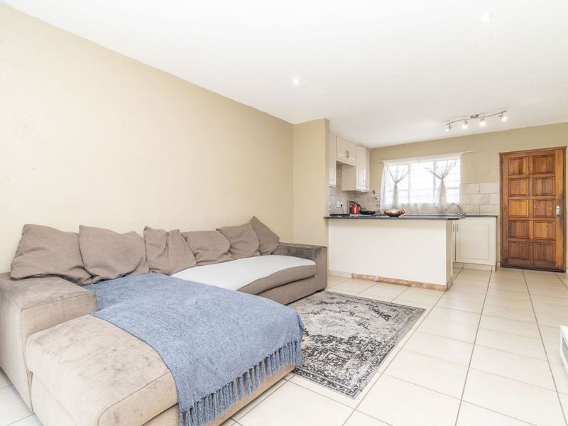 Townhouse For Sale in Fairland - Photo 7