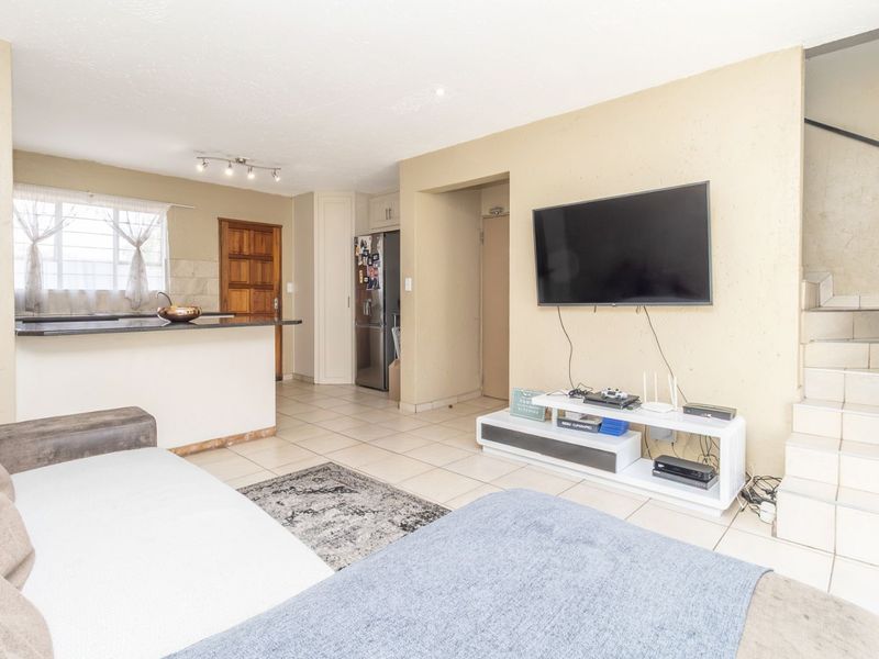 Townhouse For Sale in Fairland - Photo 6