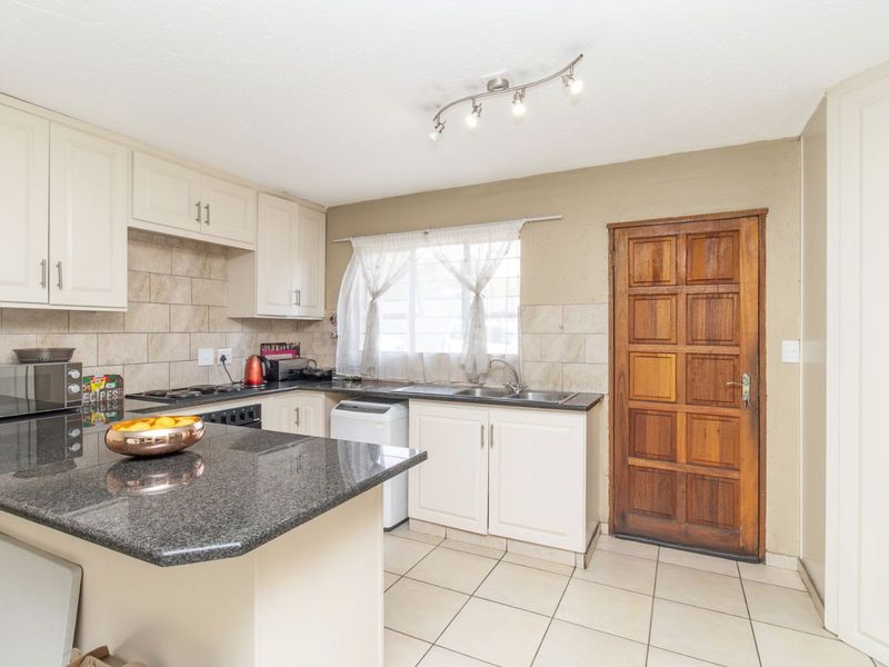 Townhouse For Sale in Fairland - Photo 4