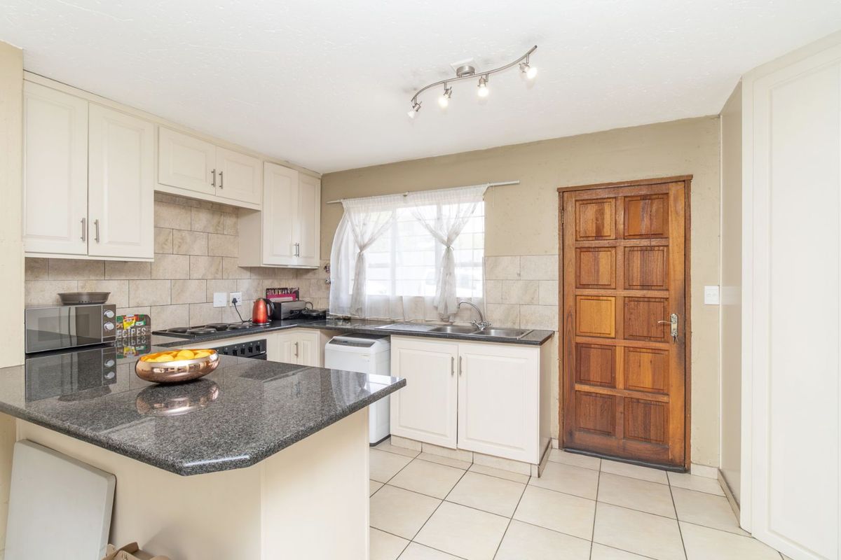 Townhouse For Sale in Fairland - Photo 4