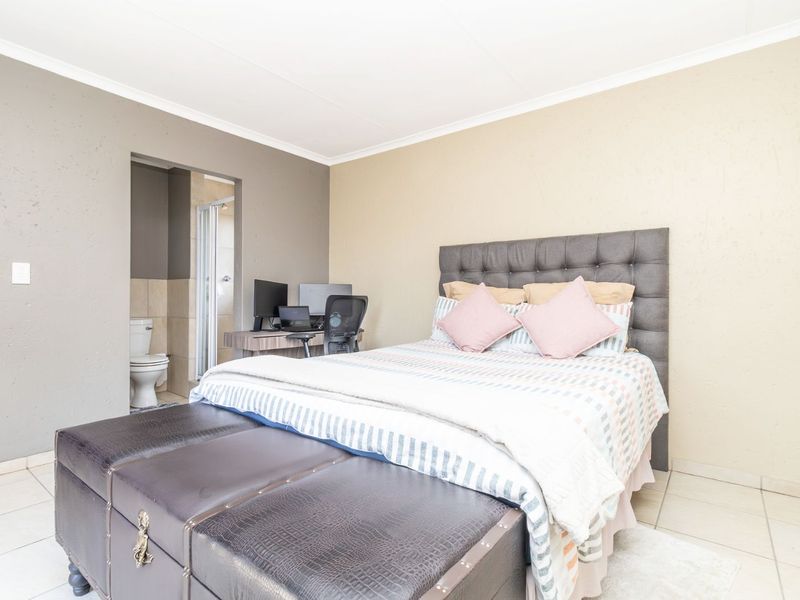 Townhouse For Sale in Fairland - Photo 10