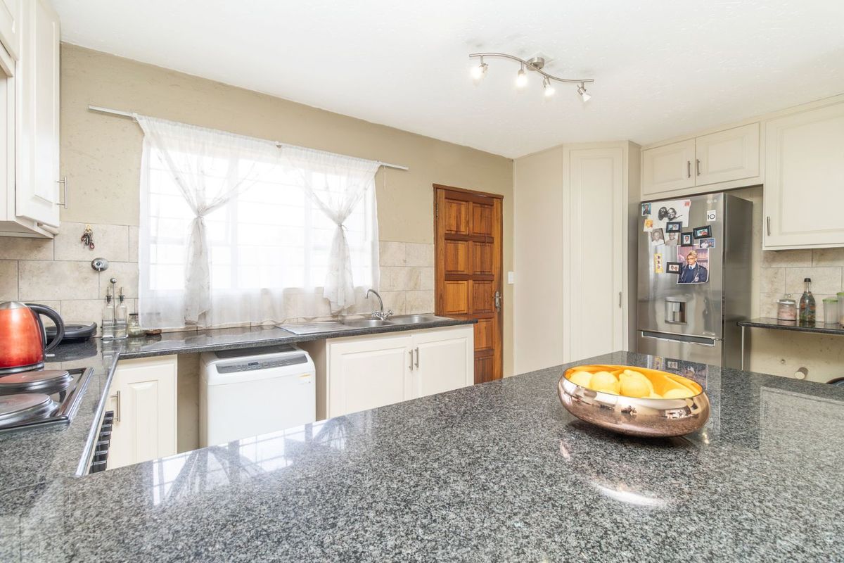 Townhouse For Sale in Fairland - Photo 3