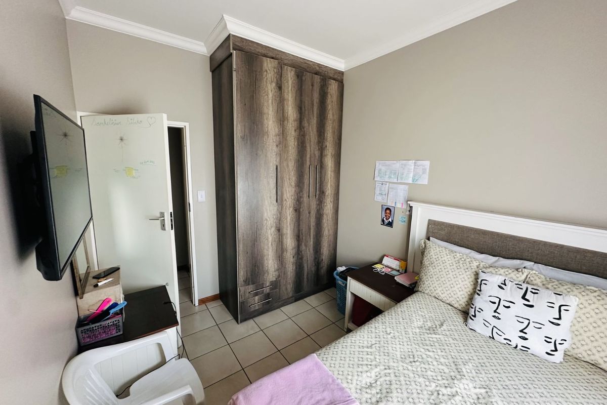 Townhouse For Sale in Terra Nova - Photo 4