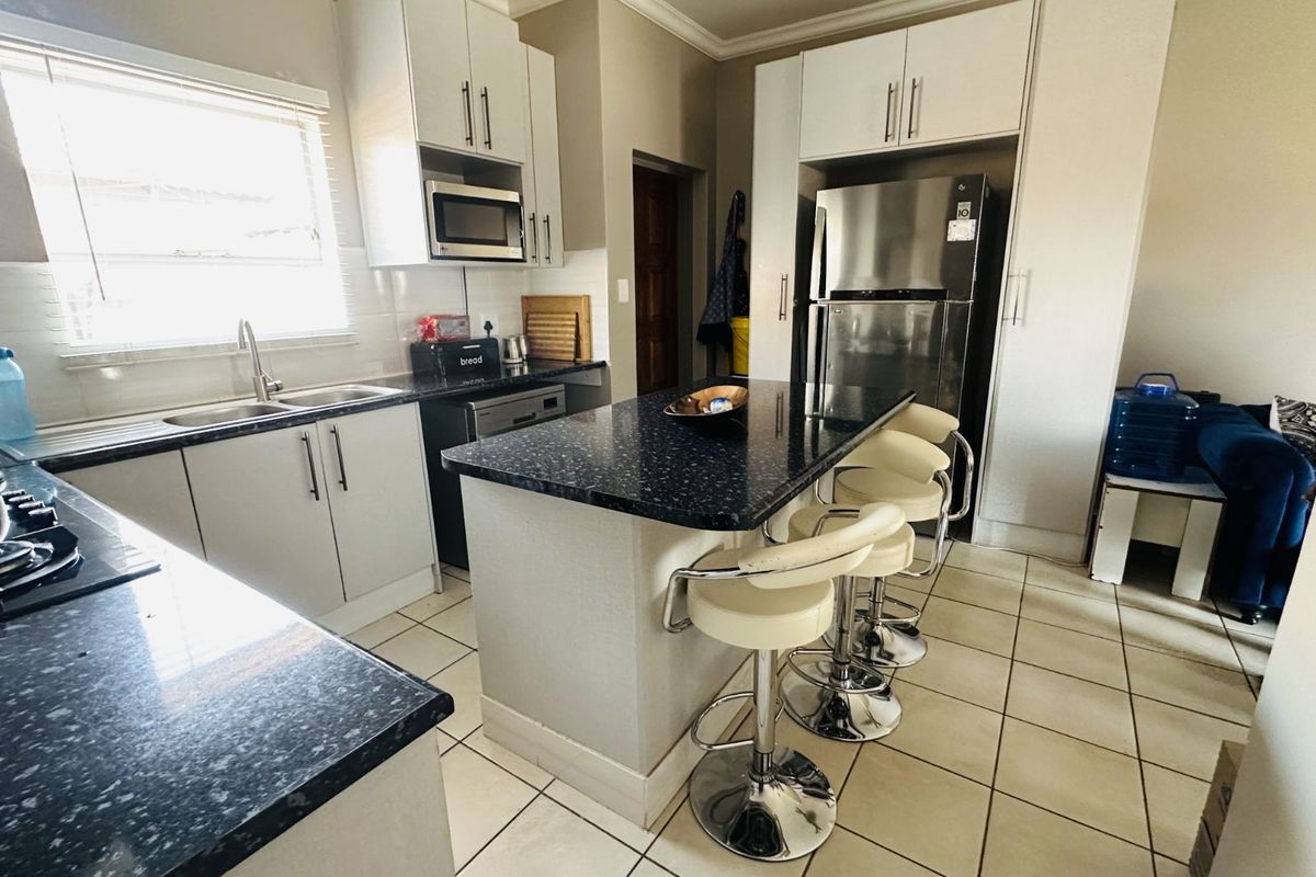 Townhouse For Sale in Terra Nova - Photo 2