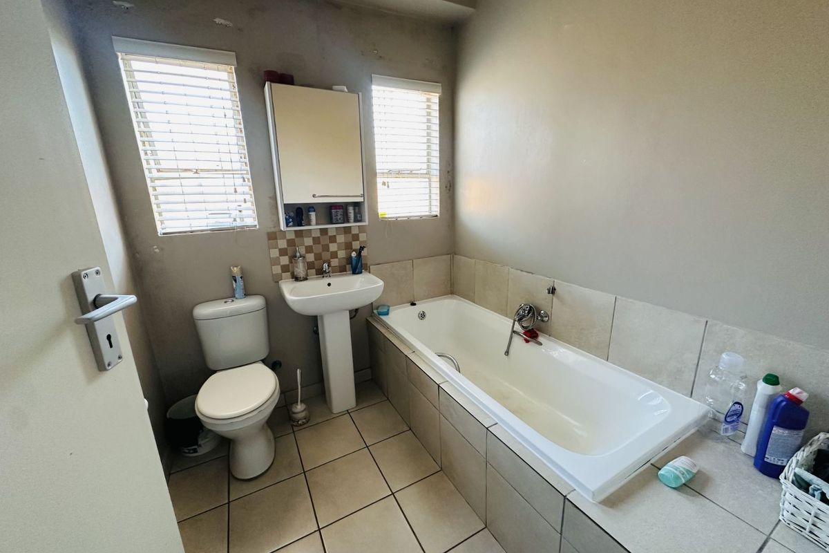 Townhouse For Sale in Terra Nova - Photo 3