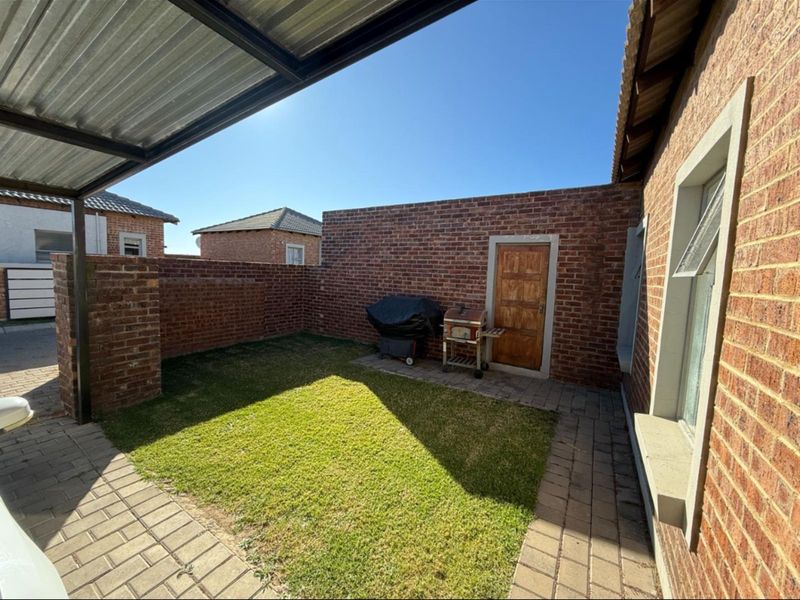 Townhouse For Sale in Terra Nova - Photo 9