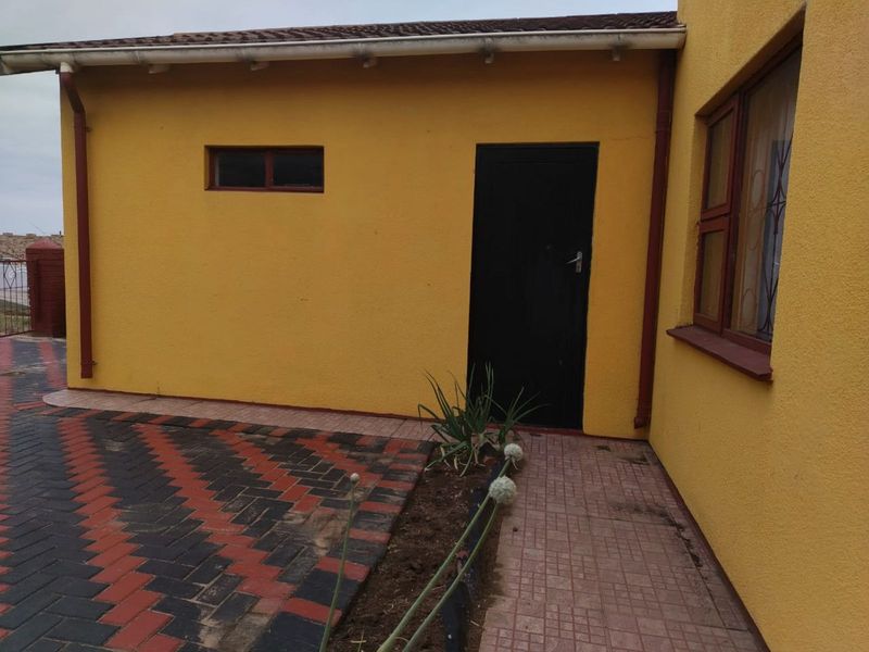 House For Sale in Kwamagxaki - Photo 3