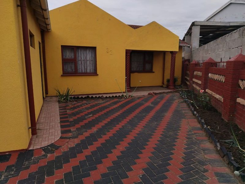 House For Sale in Kwamagxaki - Photo 2