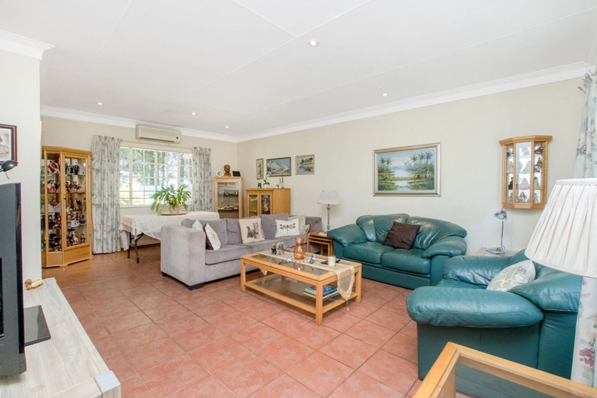 Townhouse For Sale in Sundowner - Photo 2