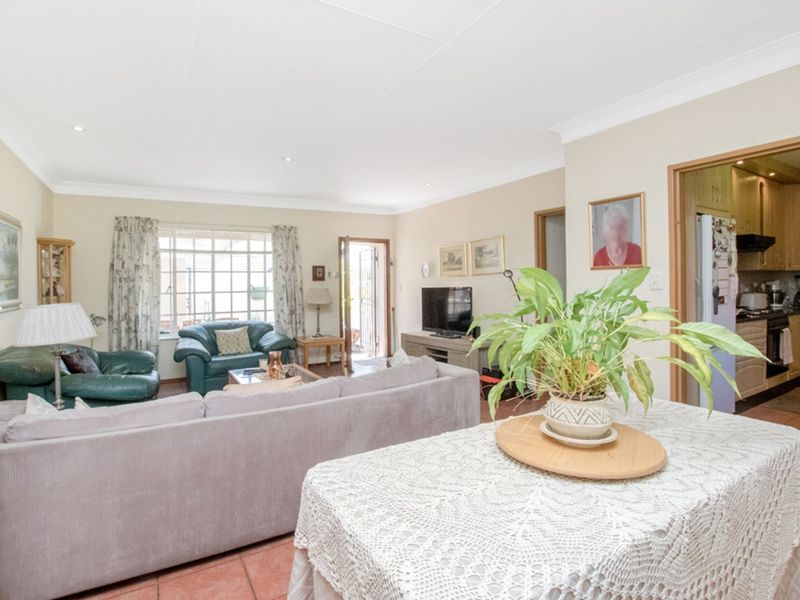 Townhouse For Sale in Sundowner - Photo 4