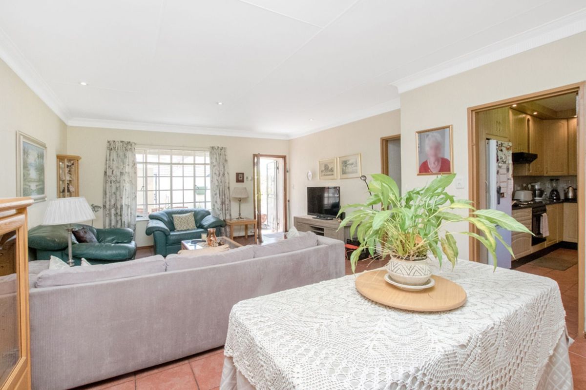 Townhouse For Sale in Sundowner - Photo 4