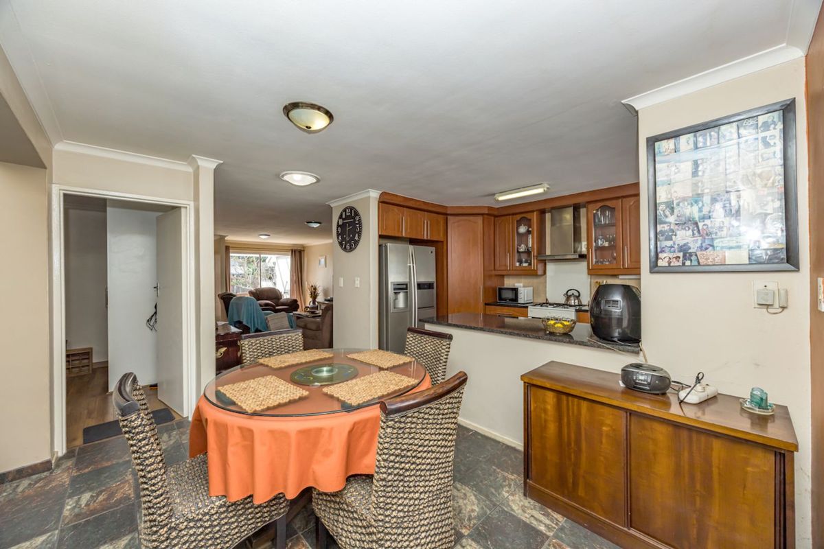 House For Sale in Woodbridge Island - Photo 2