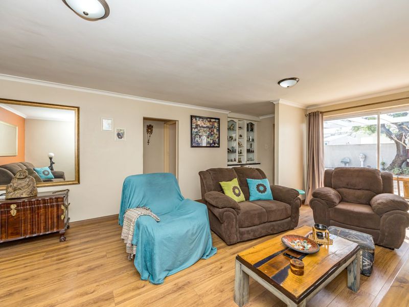 House For Sale in Woodbridge Island - Photo 5