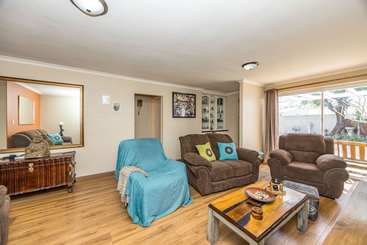 House For Sale in Woodbridge Island - Photo 5