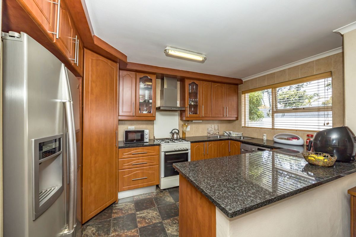 House For Sale in Woodbridge Island - Photo 3