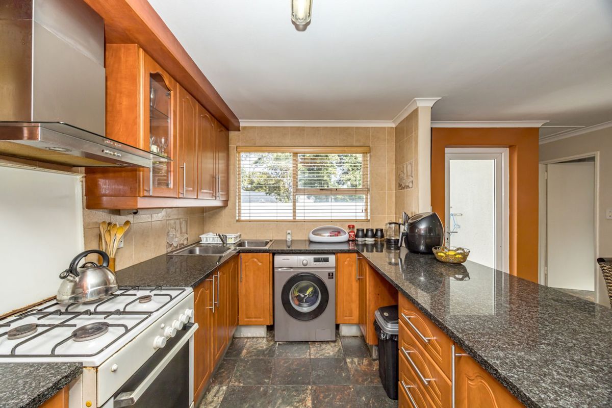 House For Sale in Woodbridge Island - Photo 4