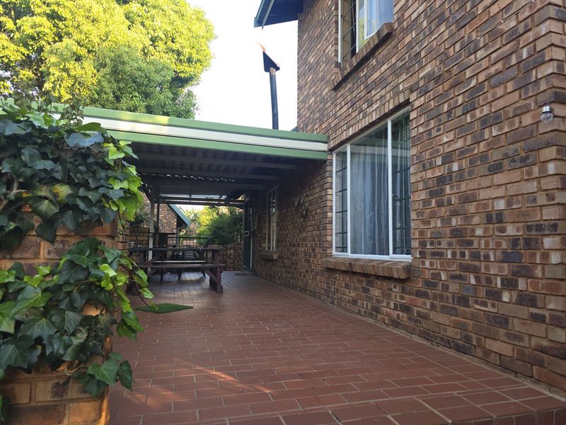 Townhouse For Sale in Zwartkop - Photo 7