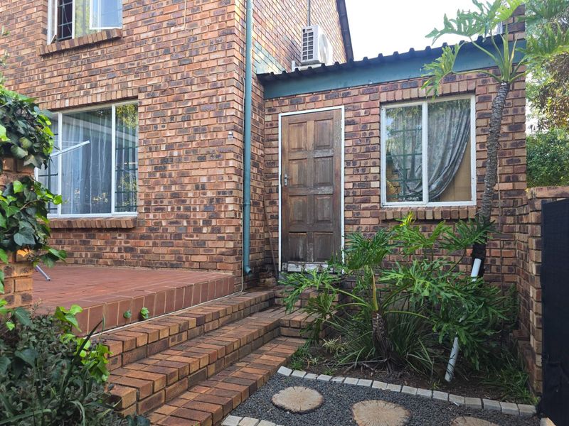 Townhouse For Sale in Zwartkop - Photo 2